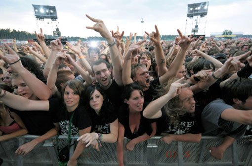 Fans jubeln am 4. Juli 2009 während eines Auftritts der US-Gruppe Metallica beim Open-Air-Konzert auf dem Hockenheimring. Der Hockenheimring soll im August 2013 ein großes Open-Air-Festival bekommen. Foto: dpa