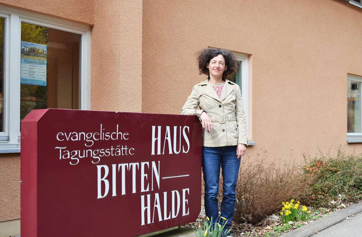 Claudia Haasis, die Leiterin der evangelischen Tagungsstätte Haus Bittenhalde, freut sich auf die Gäste zum Jubiläum 50 Jahre Haus Bittenhalde in Tieringen. Foto: Holbein