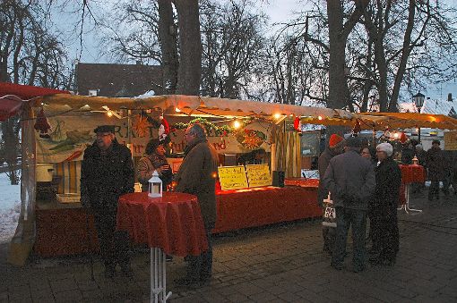 Stimmung unter Bäumen beim Weihnachtsmarkt beim Winterlinger Rathaus – besonders in der Abenddämmerung. Fotos: Hertle Foto: Schwarzwälder-Bote
