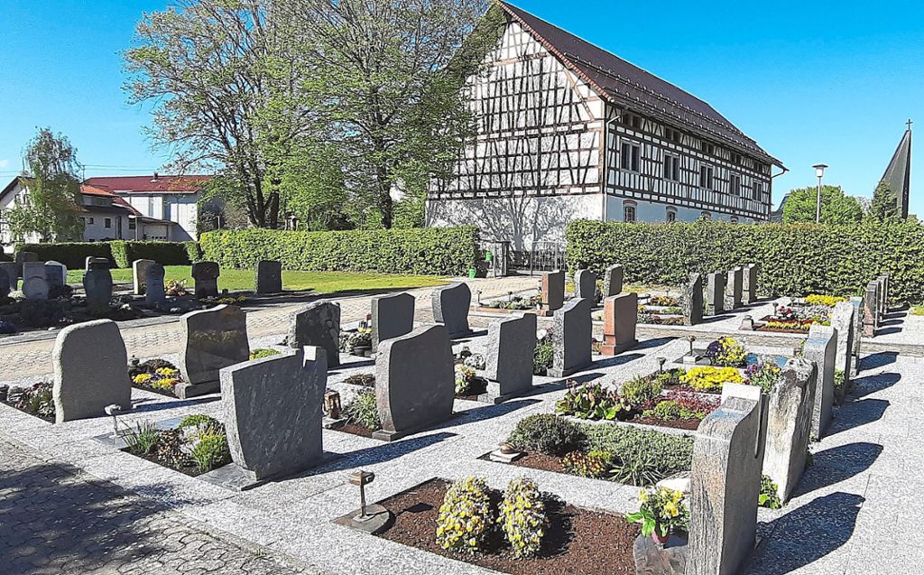 Gereinigte Platten auf dem Bösinger Friedhof erfreuen den Gemeinderat.  Fotos: kw