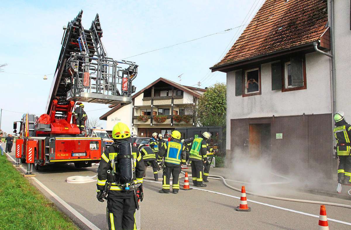 Alles andere als einfach sei die Herbstübung der Feuerwehr Schwanau in Wittenweier gewesen. Herausfordernd sei die Lage, die enge Bebauung und die Brennkammer mit Alkohol gewesen. Foto: Lehmann
