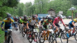57 Mountainbiker treten in  die Pedale
