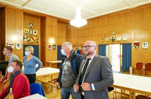 Roberto Chiari (rechts) ist sichtlich erfreut über das Wahlergebnis. Der Möttlinger ist neuer Bürgermeister von Bad Liebenzell. Foto: Fritsch