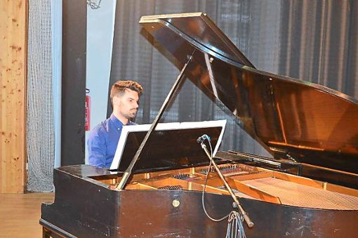 Einmal mehr präsentierte sich der Niedereschacher Pianist Sandro Dalfovo am Klavier als Meister seines Fachs. Foto: Schwarzwälder Bote