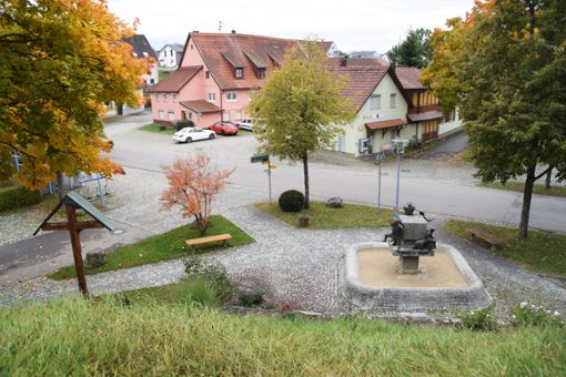 Im Rahmen der Dorfplatz-Sanierung in Schörzingen sollen nach dem Willen des Ortschaftsrats auch die angrenzenden Flächen gleich mit überplant werden. Foto: Fotos: Visel