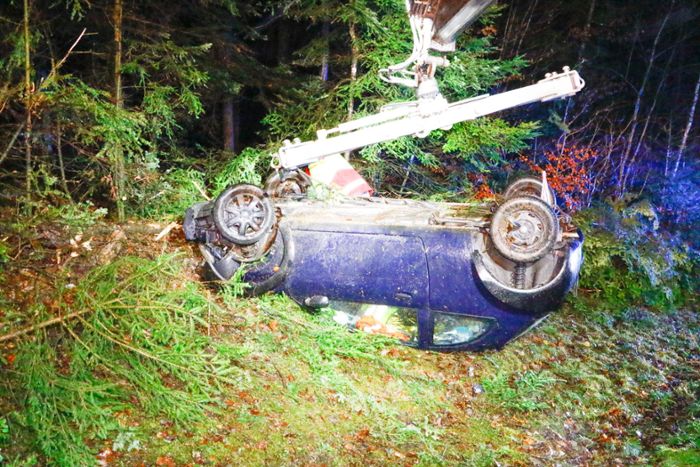 Unfall bei Schömberg: Ford überschlägt sich mehrfach auf L 343 - Fahrer verletzt
