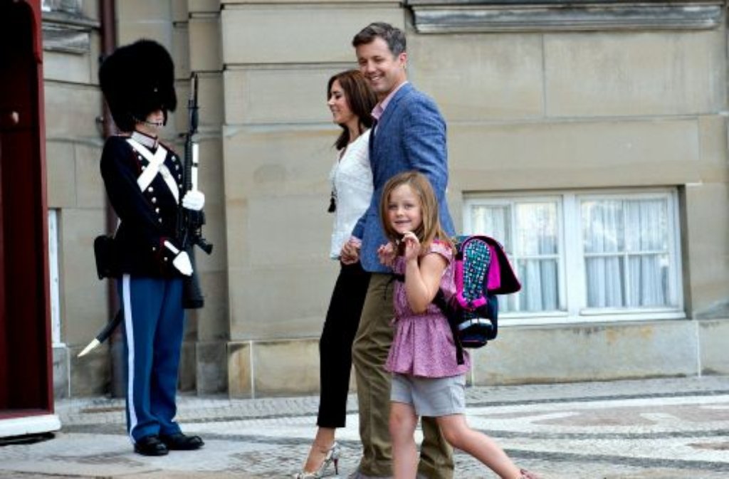 Erster Schultag: Bevor es für Prinzessin Isabella ins Klassenzimmer ging, präsentierte sie sich zusammen mit ihren Eltern Frederik und Mary den Fotografen. Foto: dpa