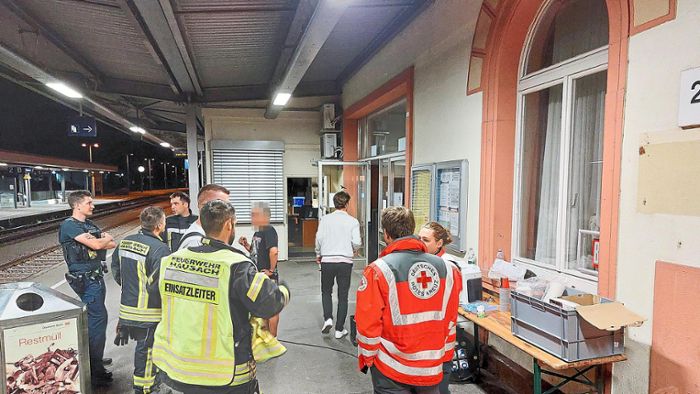 Am Bahnhof übernachtet: 40 Bahnreisende stranden nach Busausfall in Hausach