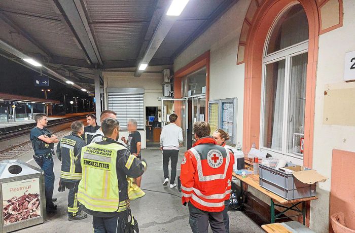 Am Bahnhof übernachtet: 40 Bahnreisende stranden nach Busausfall in Hausach