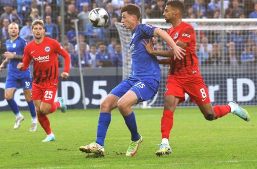 Kickers-Verteidiger Paul Polauke behauptet sich gegen Eintracht-Mittelfeldspieler Djibril Sow. Foto: Baumann/Hansjürgen Britsch