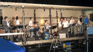 Die Bregi-House Band krönte die laue Sommernacht im Biergarten.   Foto: Bombardi Foto: Schwarzwälder-Bote