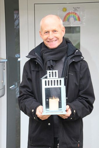 Pfarrer Stefan Hesse steht vor dem alt-katholischen Pfarrhaus in Kommingen.Foto: Lutz Foto: Schwarzwälder Bote