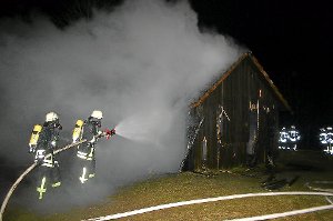 Bei dem Scheunenbrand waren Feuerwehrleute aus Freudenstadt und Dietersweiler im Einsatz. Foto: Keck