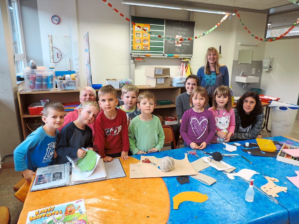 Die Kinder mit Silvia Schwulst,  Monique Gosein und  Sabine Dinge sowie der  Leiterin des Kindergartens Lucia Moosmann (rechts). Fotos: Paskal