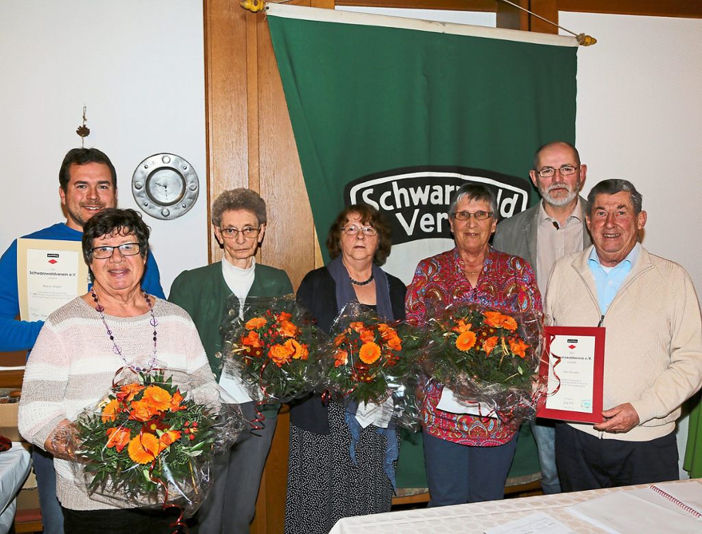 Langjährige Mitglieder des Wildberger Schwarzwaldvereins konnten bei der Hauptversammlung geehrt werden – darunter auch der neue Vorsitzende Marcus Kugler  (ganz links). Foto: Priestersbach Foto: Schwarzwälder Bote