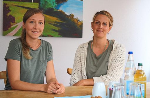 Die Sozialarbeiterinnen Annika Brenner (links) und Sara Kugel helfen in der Fachstelle Sucht Betroffenen von Essstörungen. Foto: Biermayer