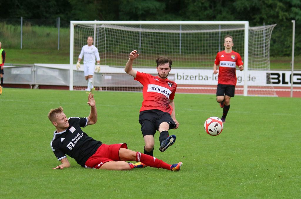 Im Auftaktspiel der neuen Oberligasaison hat die TSG Balingen (rote Trikots) gegen den Oberliga-Neuling TSG Backnang nur 1:1 gespielt.