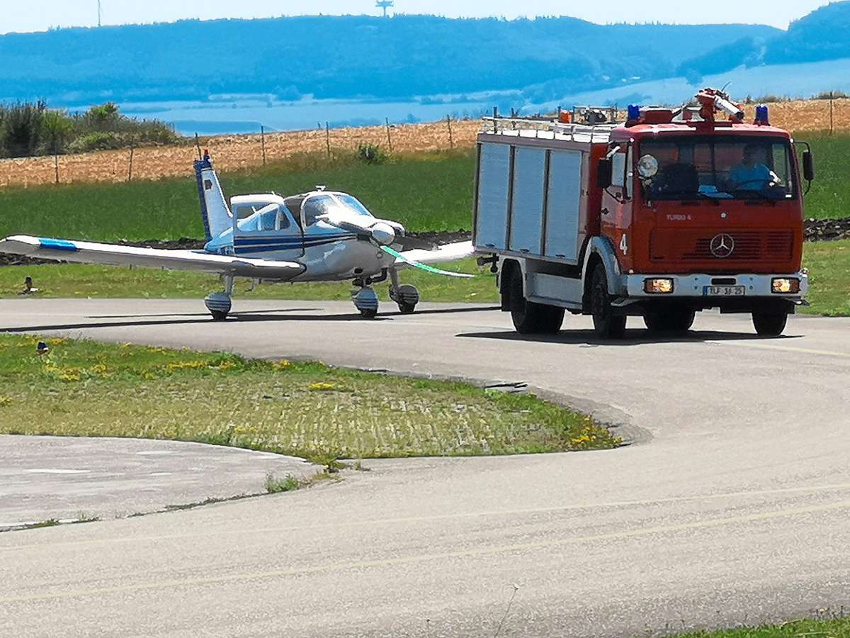 Nach der Notlandung konnte der Pilot nicht mehr aus eigener Motorkraft zum Hangar rollen. Das Feuerwehrfahrzeug des Flugplatzes wurde zum Abschleppservice. Foto: Niederberger