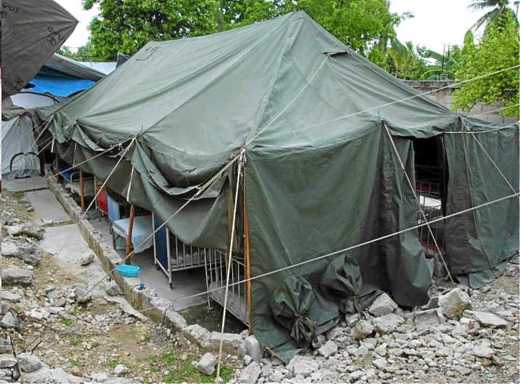 In diesem Zelt (oben) sind bis zu 50 Waisenkinder zurzeit untergebracht. Mit der Initiative der Hüfinger Firma Magu soll eine neue, erdbebensichere Kinderkrippe (Bild unten) in Carrefour entstehen. Foto: Schwarzwälder-Bote