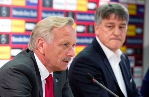 Joachim Schmidt (links) und Bernd Wahler bei der Pressekonferenz des VfB Stuttgart am Donnerstag. Foto: dpa