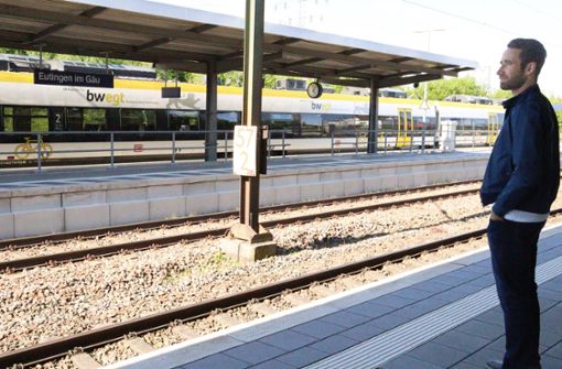 Sebastian Lazar mag es, mit der Bahn zu seiner Arbeitsstelle nach Stuttgart zu fahren. Doch die Zukunft bereitet ihm Sorgen. Foto: Lück
