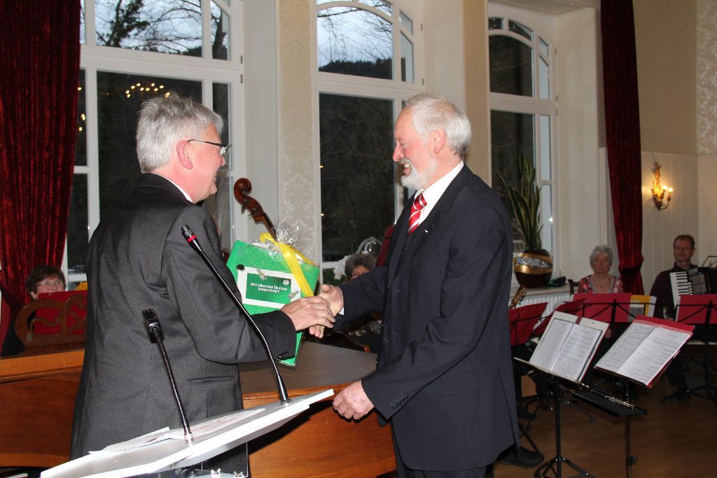 Hornbergs Bürgermeister Siegfried Scheffold (links) übergab dem SPD-Ortvereinsvoritzenden Dieter Müller einen Gutschein.