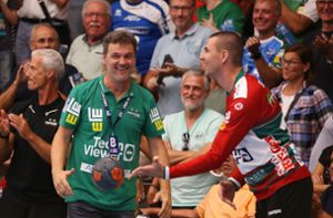 Trainer Markus Baur freut sich mit Torwart Marin Sego über den Sieg Foto: Pressefoto Baumann/Julia Rahn