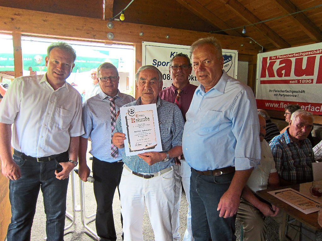 Am Finaltag des Horber Fußball-Stadtteilpokals wurden bei der Auszeichnung zum Ehrenvorsitzenden die Verdienste von Walter Schneider unter anderem von Jan Zeitler und Alexander Kramer (von links) sowie dem Bezirksvorsitzenden Edgar Pakai (rechts) gewürdigt.