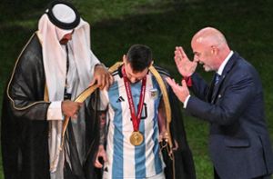 Katars Staatsoberhaupt Emir Tamim bin Hamad Al Thani hatte Messi das transparente Edelgewand namens Bischt zur Siegerehrung umgelegt. Foto: dpa/Robert Michael