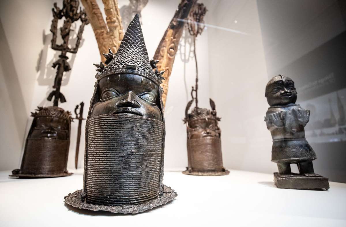 Verschiedene Skulpturen aus Nigeria, sind in der Afrika-Ausstellung im Linden-Museum in Stuttgart zu sehen. (Archivbild) Foto: dpa/Christoph Schmidt