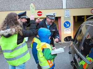 Bei der diesjährigen Schulwegaktion an der Badstraßenschule waren die Autofahrer im Blick und wurden für Rücksichtnahme belohnt.   Foto:  Stocker