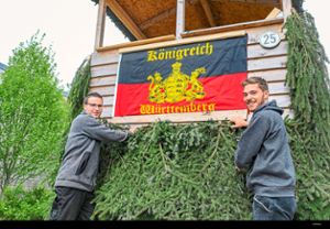 Fabian Renz (links) und Thomas Golla befestigen die letzten Zweige.  Foto: Fritsch