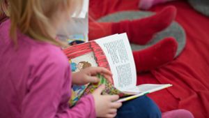 Viele Eltern wünschen sich, dass ihr Kind die Welt der Bücher entdeckt. Foto: Daniel Reinhardt/dpa/dpa-tmn/Daniel Reinhardt