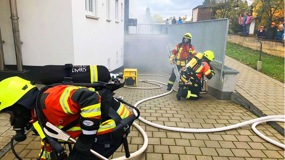 Feuerwehr in Seedorf: Dichter Rauch dringt aus der Tiefgarage