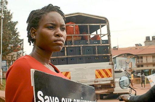 Eine Szene aus dem Film Dear Future Children: Aktivistin Hilda kämpft in Uganda für die Zukunft unserer Umwelt. Foto: Nightrunner Productions
