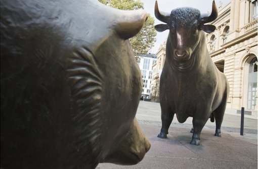 Deutsche Anleger machen einen Bogen um Aktien. Im Bild die beiden Symbolfiguren Bulle und Bär. Als Bullen werden an der Börse die Optimisten bezeichnet, als Bären die Pessimisten Foto: dpa