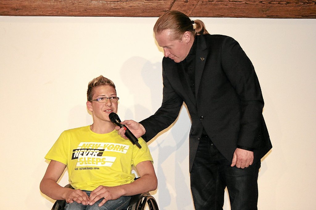 Der 15-jährige Behindertensportler Rouven Ackermann wird von Joey Kelly  ermuntert, seine Ziel konsequent zu verfolgen. Foto: Vollmer Foto: Schwarzwälder-Bote