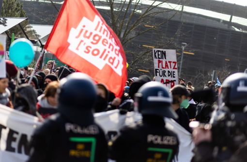 Bei einer Demonstration gegen den AfD-Parteitag ist es zu Auseinandersetzungen zwischen Teilnehmern und der Polizei gekommen. Foto: dpa/Philipp von Ditfurth
