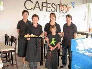 Die Cafesito-Mitarbeiter (von links) Elke Möhrle, Christel Hrastic, Jennifer Hipwell, Vera Valtinke und Elvira Nakladal tragen schlichte schwarze Kleidung. Eigentlich einheitlich, und doch könnten sie nicht unterschiedlicher sein. Foto: Haubold