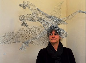 Keine extravagante Hutkreation: Martina Hehl fällt ein fallender Engel auf den Kopf. Fotos: Morlok Foto: Schwarzwälder-Bote