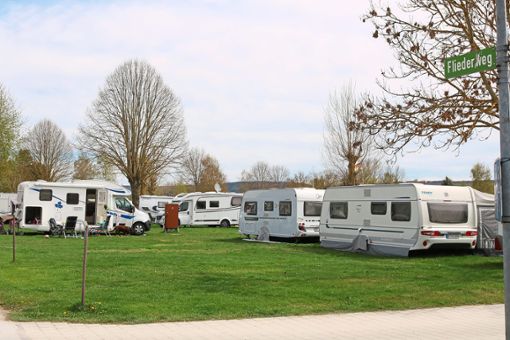 Öffnen dürfen Campingplätze für Übernachtungen in Wohnwagen oder Wohnmobilen. Die Corona-Novelle gilt auch für den Riedsee-Campingplatz. Das Archivbild zeigt eine Situation im vergangenen Jahr. Foto: Wursthorn