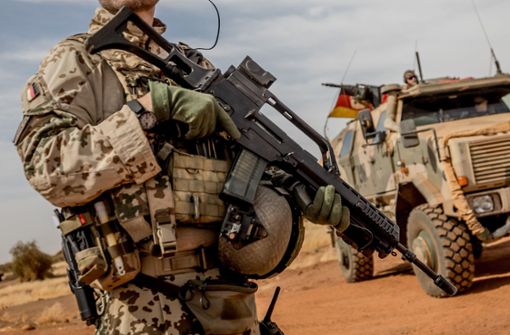 Ein Soldat der Bundeswehr steht mit einem Sturmgewehr vom Typ G36 am Flughafen nahe des Stützpunktes in Gao im Norden Malis. (Archivbild) Foto: dpa/Michael Kappeler