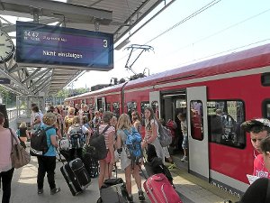 Bahn-Kunden verlassen den Zug aus Richtung Stuttgart kommend. Foto: Maier
