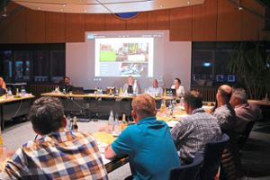 Der Gemeinderat Neubulach lauschte aufmerksam der Vorstellung des neuen Homepage-Layouts während der jüngsten Sitzung des Gremiums. Foto: Buck Foto: Schwarzwälder Bote