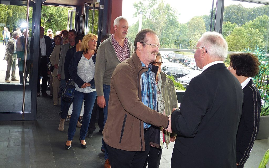 Markus Rebholz (links) verpflichtet Jürgen Frank als neuen Bürgermeister von Irndorf. Fotos: Grimm