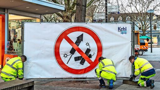 Die Turbulenzen der  Silvesternacht 2022  nimmt die Stadt Kehl zum Anlass, mit großen Bannern auf die Verbotszonen für Feuerwerk   hinzuweisen. Foto: Stadt Kehl