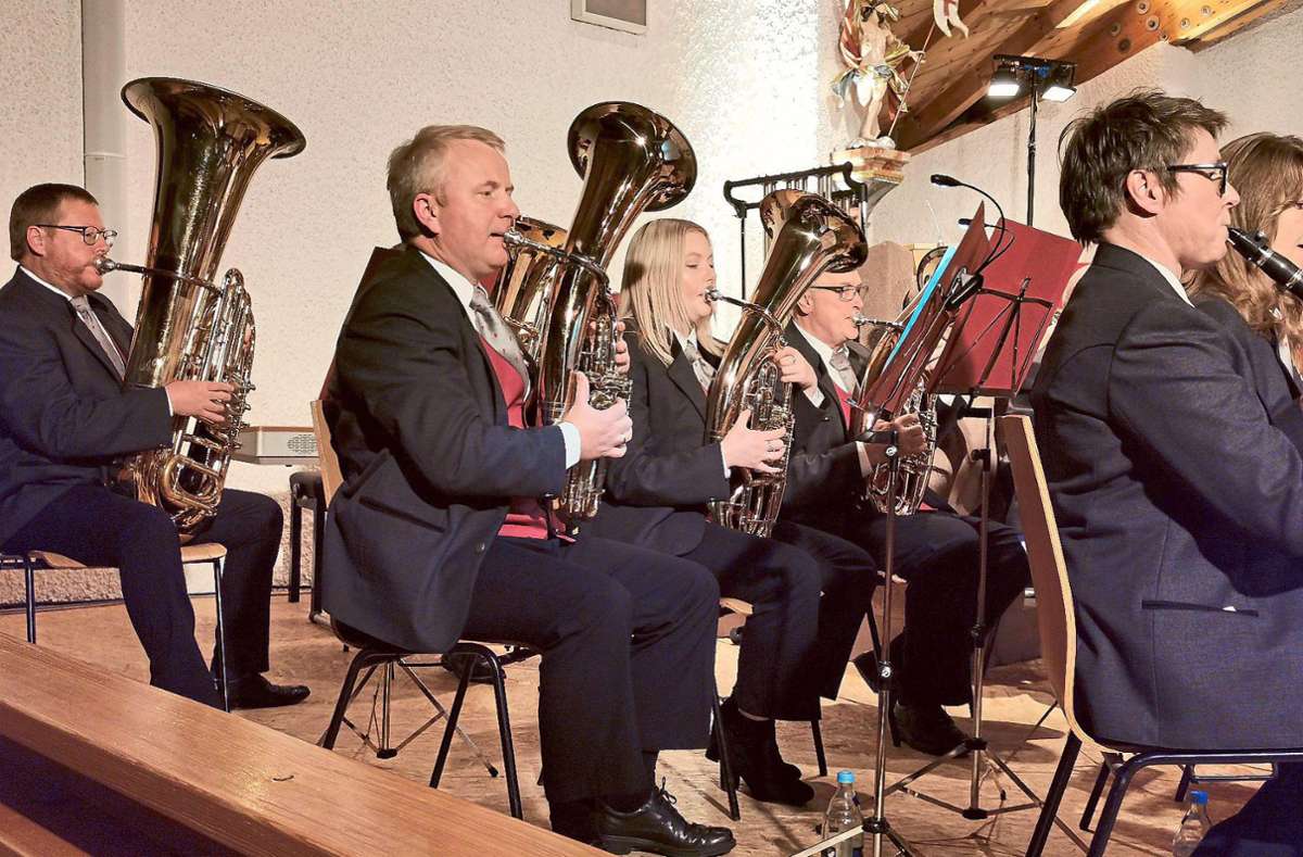 Das große Orchester unter der Leitung von Volker Rückert begeisterte beim Konzert in der Allerheiligenkirche.