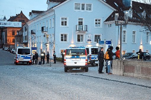 Ein Großaufgebot an Polizeibeamten rückte am Freitagabend auf der Schützenbrücke an.  Foto: Müller