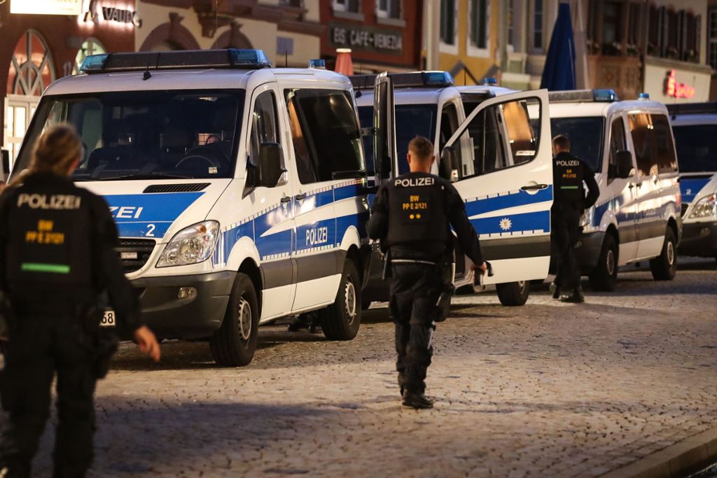 Polizeikräfte durchsuchten am Mittwochmorgen Räumlichkeiten eines Reichsbürgers in Villingen.  Foto: Symbolfoto/Eich