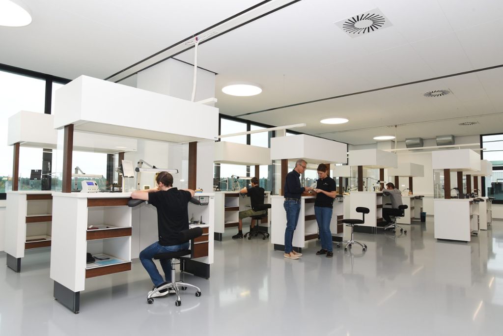 Die neuen Räume über der  Fräserei in Hardt beherbergen die Uhrenmanufaktur mit klimatisierten Arbeitsplätzen in gereinigter Luft.  Fotos: Ziechaus